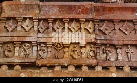 Sculture di pannelli di fiori e ballerini sul tempio Kakatiya Rudreshwara, Palampet, Warangal, Telangana, India. Foto Stock