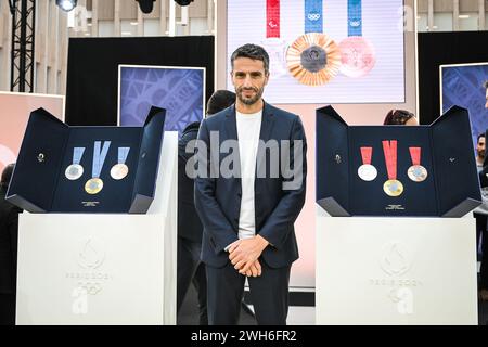 Saint-Denis, Francia, Francia. 8 febbraio 2024. Il presidente del Comitato organizzatore di Parigi 2024 per i Giochi Olimpici e Paralimpici ed ex canoista francese Tony ESTANGUET posa accanto alle medaglie olimpiche e paralimpiche durante l'inaugurazione delle medaglie per i Giochi Olimpici e Paralimpici di Parigi 2024 l'8 febbraio 2024 a Saint-Denis vicino Parigi, Francia. (Credit Image: © Matthieu Mirville/ZUMA Press Wire) SOLO PER USO EDITORIALE! Non per USO commerciale! Foto Stock