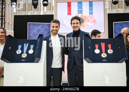 Saint-Denis, Francia, Francia. 8 febbraio 2024. Il presidente del Comitato organizzatore di Parigi 2024 per i Giochi Olimpici e Paralimpici e l'ex canoista francese Tony ESTANGUET e l'amministratore delegato della holding LVMH Antoine ARNAULT posano accanto alle medaglie olimpiche e paralimpiche durante l'inaugurazione delle medaglie per i Giochi Olimpici e Paralimpici di Parigi 2024 lo scorso febbraio 08.2024, a Saint-Denis, vicino a Parigi, Francia. (Credit Image: © Matthieu Mirville/ZUMA Press Wire) SOLO PER USO EDITORIALE! Non per USO commerciale! Foto Stock