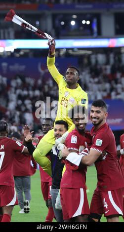 DOHA, QATAR - FEBBRAIO 07: Meshaal Barsham, Mohammed Waad del Qatar celebra la semifinale della Coppa d'Asia AFC tra Iran e Qatar all'al Foto Stock