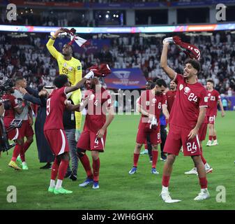 DOHA, QATAR - FEBBRAIO 07: Meshaal Barsham, Mohammed Waad del Qatar celebra la semifinale della Coppa d'Asia AFC tra Iran e Qatar all'al Foto Stock