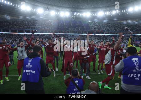 DOHA, QATAR - FEBBRAIO 07: I giocatori Almoez Ali, Ahmed Fatehi, Sultan al-Brake, Mostafa Meshaal, Lucas Mendes del Qatar festeggiano durante l'AFC Asian C. Foto Stock