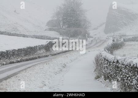 Hope Valley, Peak District, Derbyshire, 8 febbraio 2024. Questa mattina cade neve pesante su Arthurs Way nella Hope Valley. Crediti: Michael Jamison/Alamy Live News Foto Stock