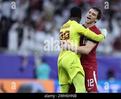 DOHA, QATAR - 07 FEBBRAIO: Meshaal Barsham, Lucas Mendes del Qatar celebra la semifinale della Coppa d'Asia AFC tra Iran e Qatar a al Th Foto Stock