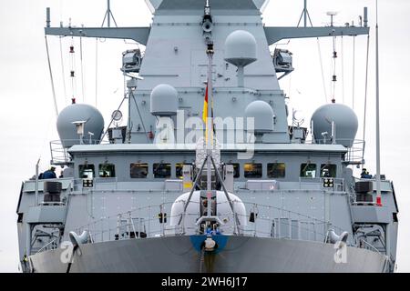 Wilhelmshaven, Germania. 8 febbraio 2024. La fregata tedesca "Assia" al momento della partenza dal porto di Wilhelmshaven per la sua missione nel Mar Rosso. Credito: Sina Schuldt/dpa/Alamy Live News Foto Stock