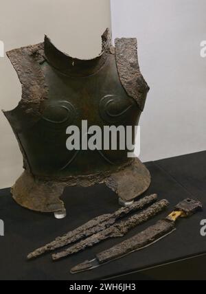 Armatura, punte di lancia e spada. Bronzo e ferro. Fine del V secolo a.C. Dal tumulo di Svetitsa. Krun, vicino a Shipka, regione di Stara Zagora, Bulgaria. Museo Archeologico Nazionale. Sofia. Bulgaria. Foto Stock