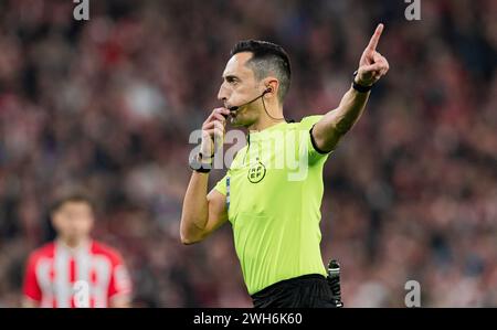 L'arbitro Jose Maria Sanchez Martinez durante il quarto di finale di Copa del Rey tra Athletic Club e FC Barcelona allo stadio San Mames il 24 gennaio 2024 a Bilbao, Spagna. Foto di Victor Fraile / Power Sport Images Foto Stock