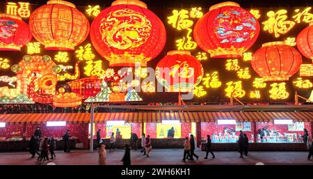 Pechino, Cina. 7 febbraio 2024. Una foto scattata il 7 febbraio 2024 mostra le persone che visitano uno spettacolo di lanterne per celebrare il prossimo Festival di Primavera nella città di Tangshan, nella provincia di Hebei nella Cina settentrionale. Molte città cinesi sono adornate da lanterne illuminate, mentre il Festival di Primavera è dietro l'angolo. Crediti: Dong Jun/Xinhua/Alamy Live News Foto Stock