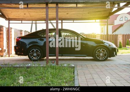 L'auto e' sotto una tettoia, un garage aperto, il territorio della volontà della casa Foto Stock