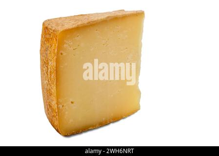 Pecorino sardo DOP della Gallura, Sardegna, Italia. Fetta di formaggio isolata in bianco con percorso di ritaglio incluso Foto Stock