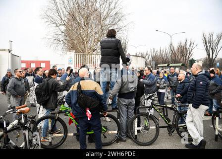 Torino, Italia. 8 febbraio 2024. Foto Alberto Gandolfo/LaPresse 08-02-2024 Torino, Italia - Cronaca - sciopero operai Mirafiori. Nella foto: Un momento della protesta. 08 febbraio 2028 Torino Italia - News - sciopero stellantis dei lavoratori. Nella foto: Un momento di sciopero credito: LaPresse/Alamy Live News Foto Stock