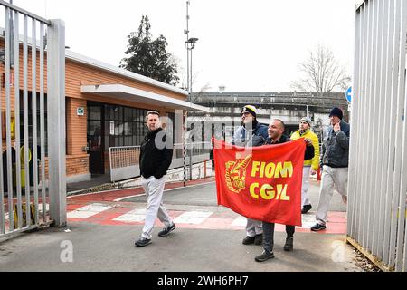 Torino, Italia. 8 febbraio 2024. Foto Alberto Gandolfo/LaPresse 08-02-2024 Torino, Italia - Cronaca - sciopero operai Mirafiori. Nella foto: Un momento della protesta. 08 febbraio 2028 Torino Italia - News - sciopero stellantis dei lavoratori. Nella foto: Un momento di sciopero credito: LaPresse/Alamy Live News Foto Stock