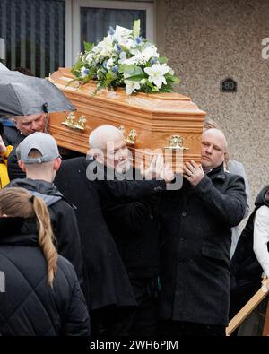 La bara di Blake Newland viene portata fuori dalla casa di sua nonna a Limavady, nel distretto di Londonderry. Il diciassettenne Blake è stato pugnalato a morte a Limavady venerdì sera. Data foto: Giovedì 8 febbraio 2024. Foto Stock