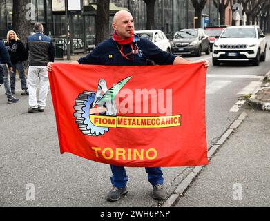 Torino, Italia. 8 febbraio 2024. Foto Alberto Gandolfo/LaPresse 08-02-2024 Torino, Italia - Cronaca - sciopero operai Mirafiori. Nella foto: Un momento della protesta. 08 febbraio 2028 Torino Italia - News - sciopero stellantis dei lavoratori. Nella foto: Un momento di sciopero credito: LaPresse/Alamy Live News Foto Stock