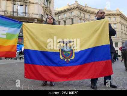 Manifestanti con bandiere e striscioni per chiedere la fine delle violenze generate dallo scontro fra bande di narcos e governo in Ecuador Foto Stock