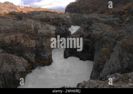 La cascata di Barnafoss sul fiume Hvita, nota anche come Barnafossar, è una serie di rapide nell'Islanda occidentale Foto Stock