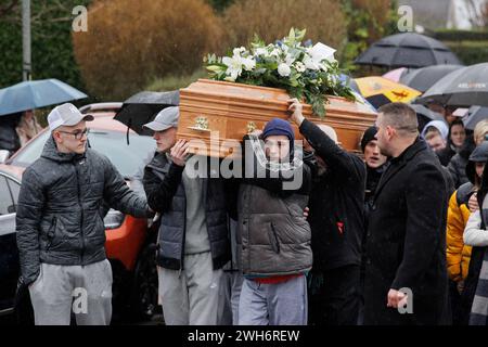 La bara di Blake Newland viene portata fuori dalla casa di sua nonna a Limavady, nel distretto di Londonderry. Il diciassettenne Blake è stato pugnalato a morte a Limavady venerdì sera. Data foto: Giovedì 8 febbraio 2024. Foto Stock