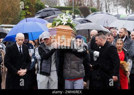 La bara di Blake Newland viene portata fuori dalla casa di sua nonna a Limavady, nel distretto di Londonderry. Il diciassettenne Blake è stato pugnalato a morte a Limavady venerdì sera. Data foto: Giovedì 8 febbraio 2024. Foto Stock