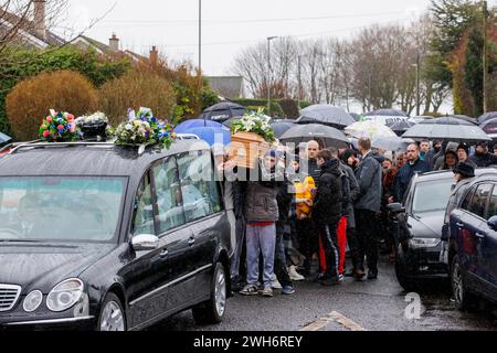 La bara di Blake Newland viene portata fuori dalla casa di sua nonna a Limavady, nel distretto di Londonderry. Il diciassettenne Blake è stato pugnalato a morte a Limavady venerdì sera. Data foto: Giovedì 8 febbraio 2024. Foto Stock