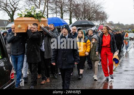 La bara di Blake Newland viene portata fuori dalla casa di sua nonna a Limavady, nel distretto di Londonderry. Il diciassettenne Blake è stato pugnalato a morte a Limavady venerdì sera. Data foto: Giovedì 8 febbraio 2024. Foto Stock