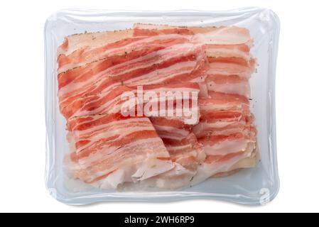 Fette di lardo di bacon in vassoio di plastica sottovuoto isolato su bianco con percorso di ritaglio incluso Foto Stock