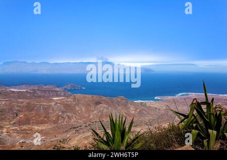 Costa settentrionale vicino a Mindelo, Isola Sao Vicente, Capo Verde, Cabo Verde, Africa. Costa nord vista da Monte Verde, isola Sao Antao nel backgro Foto Stock