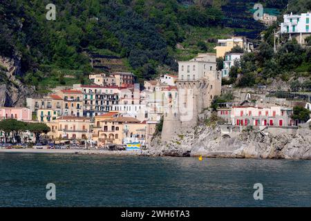 Il villaggio di Cetara, Campania, Italia, visto da un traghetto passeggeri che naviga sul Mar Tirreno che collega Amalfi e Salerno, Italia, aprile 2023. Foto Stock
