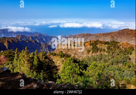 Paesaggio montano vicino a Ribeira grande, Isola Santo Antao, Capo Verde, Cabo Verde, Africa. Città Ribeira grande sullo sfondo, isola Santo Antao Foto Stock