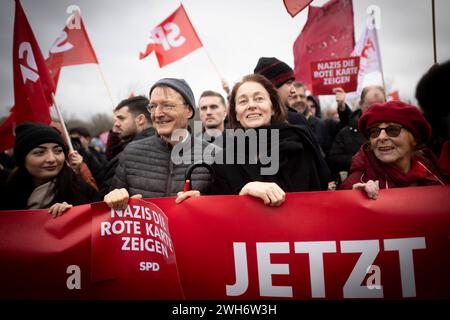 SPD - Demo Gegen Rechts - Hand in Hand DEU, Deutschland, Germania, Berlino, 03.02.2024 Demonstranten der SPD mit Karl Lauterbach und Katarina Barley mit transparent Jetzt kommt es darauf an Unsere Demokratie Gemeinsam verteidigen bei der Kundgebung und Demonstration vom Buendnis ZusammenGegenRechts unter dem motto Hand in Hand Wir Sind die Brandmauer , Demokratie verteidigen Zusammen Gegen Rechts fuer den Schutz der Demokratie und ein Verbot der Partei AfD alternative fuer Deutschland vor dem Reichstag Sitz Deutscher Bundestag im Regierungsviertel in Berlin Deutschland en: SPD DDemonstrators with Foto Stock