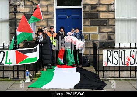 Edimburgo, Scozia, Regno Unito. 8 febbraio 2024. Manifestanti fuori dal quartier generale del partito conservatore scozzese in Northumberland Street, manifestazione anti-Tory/pro palestinese. Crediti: Craig Brown/Alamy Live News Foto Stock