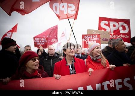 SPD - Demo Gegen Rechts - Hand in Hand DEU, Deutschland, Germania, Berlino, 03.02.2024 Demonstranten der SPD mit Esken und Raed Saleh mit Transparent Jetzt kommt es darauf an Unsere Demokratie Gemeinsam verteidigen bei der Kundgebung und Demonstration vom Buendnis ZusammenGegenRechts unter dem motto Hand in Hand Wir Sind die Brandmauer , Demokratie verteidigen Zusammen Gegen Rechts fuer den Schutz der Demokratie und ein Verbot der Partei AfD alternative fuer Deutschland vor dem Reichstag Sitz Deutscher Bundestag im Regierungsviertel in Berlin Deutschland . en: Dimostratori SPD con Saskia Esken Foto Stock