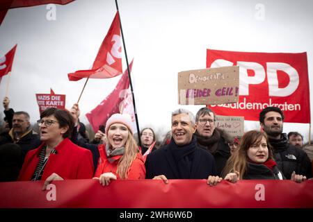 SPD - Demo Gegen Rechts - Hand in Hand DEU, Deutschland, Germania, Berlino, 03.02.2024 Demonstranten der SPD mit Esken und Raed Saleh mit Transparent Jetzt kommt es darauf an Unsere Demokratie Gemeinsam verteidigen bei der Kundgebung und Demonstration vom Buendnis ZusammenGegenRechts unter dem motto Hand in Hand Wir Sind die Brandmauer , Demokratie verteidigen Zusammen Gegen Rechts fuer den Schutz der Demokratie und ein Verbot der Partei AfD alternative fuer Deutschland vor dem Reichstag Sitz Deutscher Bundestag im Regierungsviertel in Berlin Deutschland . en: Dimostratori SPD con Saskia Esken Foto Stock