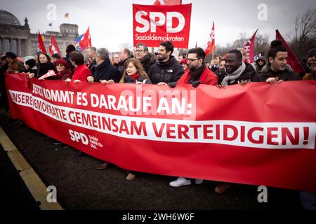 SPD - Demo Gegen Rechts - Hand in Hand DEU, Deutschland, Germania, Berlino, 03.02.2024 Demonstranten der SPD mit Karl Lauterbach Katarina Barley Saskia Esken und Raed Saleh mit Transparent Jetzt kommt es darauf an Unsere Demokratie Gemeinsam verteidigen bei der Kundgebung und Demonstration vom Buendnis ZusammenGegenRechts unter dem motto Hand in Hir Sind die Brandmauer , Demokratie verteidigen Zusammen Gegen Rechts fuer den Schutz der Demokratie und ein Verbot der Partei AfD alternative fuer Deutschland vor dem Reichstag Sitz Deutscher Bundestag im Regierungsviertel in Berlin Deutschland en Foto Stock