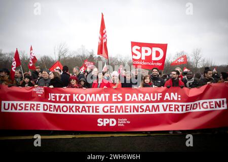 SPD - Demo Gegen Rechts - Hand in Hand DEU, Deutschland, Germania, Berlino, 03.02.2024 Demonstranten der SPD mit Karl Lauterbach Katarina Barley Saskia Esken und Raed Saleh mit Transparent Jetzt kommt es darauf an Unsere Demokratie Gemeinsam verteidigen bei der Kundgebung und Demonstration vom Buendnis ZusammenGegenRechts unter dem motto Hand in Hir Sind die Brandmauer , Demokratie verteidigen Zusammen Gegen Rechts fuer den Schutz der Demokratie und ein Verbot der Partei AfD alternative fuer Deutschland vor dem Reichstag Sitz Deutscher Bundestag im Regierungsviertel in Berlin Deutschland . Foto Stock