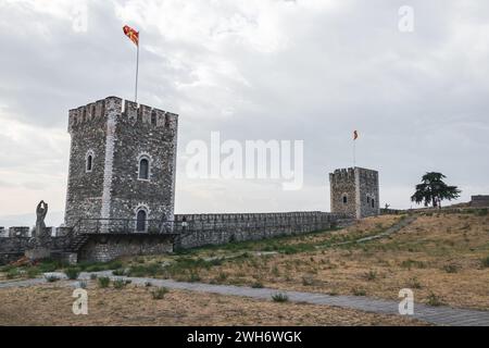 Le mura dell'antica fortezza di Skopje - Kale - nel centro della capitale macedone settentrionale, con la bandiera del paese che sventolava sopra. Foto Stock