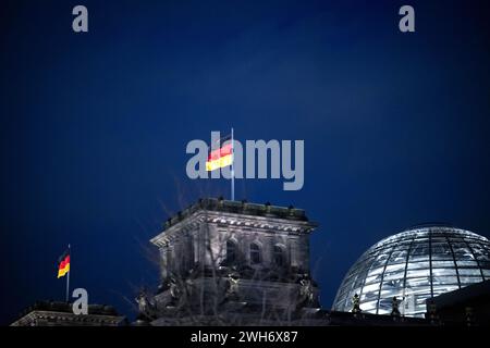 Deutscher Bundestag DEU, Deutschland, Germania, Berlino, 01.02.2024 Aussenansicht Deutschlandfahne auf dem Reichstag Sitz vom Deutschen Bundestag im Regierungsviertel in Berlin Deutschland en: Bandiera della Germania in cima al parlamento tedesco Deutscher Bundestag nel distretto governativo di Berlino Germania *** Deutscher Bundestag DEU, Deutschland, Germania, Berlino, Berlino, 01 02 2024 Vista esterna bandiera tedesca sulla sede del Reichstag del Bundestag tedesco nel distretto governativo di Berlino Germania en bandiera della Germania in cima al parlamento tedesco Deutscher Bundestag all'interno del distretto governativo in Foto Stock