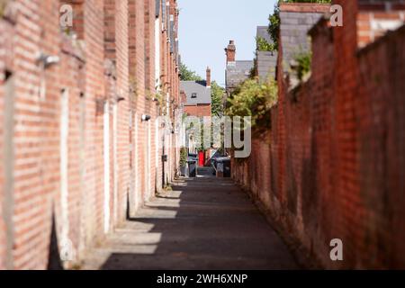 vicolo tra vecchie case vittoriane a schiera nel sud di belfast, irlanda del nord, regno unito Foto Stock