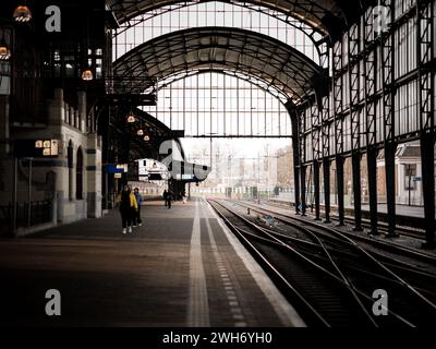 I pendolari aspettano su una piattaforma per il treno ad Amsterdam, Paesi Bassi. Foto Stock