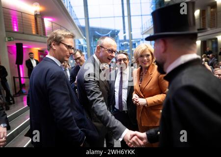 Friedrich Merz, CDU Wirtschaftswende fuer Deutschland DEU, Deutschland, Germania, Berlino, 01.02.2024 Ein Schornsteinfeger begruesst Friedrich Merz , Fraktionsvorsitzender der CDU/CSU und Vorsitzender der CDU , und Julia Kloeckner , Bundesschatzmeisterin der CDU, beim Kongress Wirtschaftsgipfel der CDU CSU Fraktion zum Thema Wirtschaftswende fuer Deutschland im Foyer vom Paul-Loebe-Haus a Berlin Deutschland en: un camino accoglie Friedrich Merz, leader del gruppo parlamentare della CDU/CSU e presidente della CDU, e Julia Kloeckner, tesoriere federale della CDU, al congresso economico Foto Stock