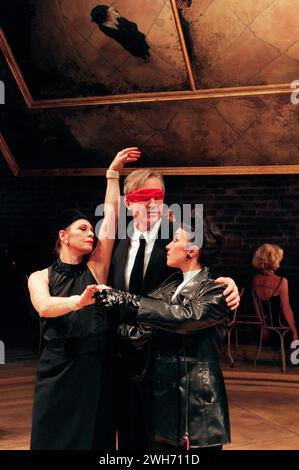 l-r: Sara Kestelman (Liliane la Fleur), Larry Lamb (Guido Contini), Ria Jones (Stephanie Necrophorus) in NINE at the Donmar Warehouse, Londra WC2 11/12/1996 libro: Arthur Kopit Music & Lyrics: Maury Yeston adattamento dall'italiano di Mario Fratti design: Anthony Ward illuminazione: Paul Pyant coreografo: Jonathan Butterell direttore: David Leveaux Foto Stock