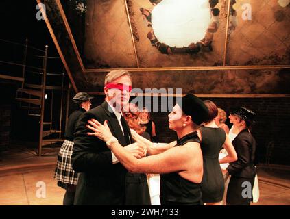 Larry Lamb (Guido Contini), Sara Kestelman (Liliane la Fleur) in NINE at the Donmar Warehouse, Londra WC2 11/12/1996 libro: Arthur Kopit Music & Lyrics: Maury Yeston adattamento dall'italiano di Mario Fratti design: Anthony Ward lighting: Paul Pyant coreografo: Jonathan Butterell direttore: David Leveaux Foto Stock