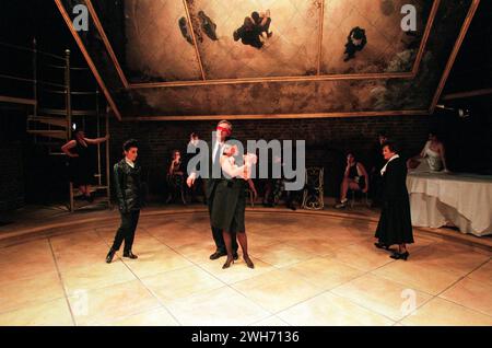 Front, l-r: Ria Jones (Stephanie Necrophorus), Larry Lamb (Guido Contini), Sara Kestelman (Liliane la Fleur), Dilys Laye (Guido's Mother) in NINE at the Donmar Warehouse, Londra WC2 11/12/1996 libro: Arthur Kopit Music & Lyrics: Maury Yeston adattamento dall'italiano di Mario Fratti design: Anthony Ward lighting: Paul Pyant coreographer: Jonathan Butterell regista: David Leveaux Foto Stock