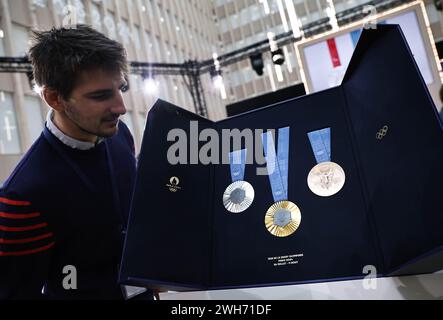 Saint Denis. 8 febbraio 2024. Le medaglie olimpiche di Parigi 2024 sono viste la cerimonia rivelatrice agli organizzatori olimpici di Parigi a Saint-Denis, vicino Parigi, Francia, 8 febbraio 2024. Le medaglie assegnate alle Olimpiadi e alle Paralimpiadi di Parigi di quest'anno saranno caratterizzate da un pezzo di ferro a forma esagonale prelevato dalla Torre Eiffel al centro, come hanno detto gli organizzatori mentre hanno svelato il loro disegno giovedì. Crediti: Gao Jing/Xinhua/Alamy Live News Foto Stock