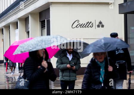 Londra, Regno Unito. 8 febbraio 2024. La gente passa davanti all'esterno della Coutts & Co sulla Strand. È stato riferito che Emma Crystal, ex UBS, diventerà il prossimo amministratore delegato, più avanti quest’anno, della divisione di gestione patrimoniale del NatWest Group, che comprende Coutts. Crystal sostituirà Peter Flavel, che ha lasciato NatWest la scorsa estate, a seguito della chiusura del conto bancario di Nigel Farage presso Coutts. Crediti: Stephen Chung / Alamy Live News Foto Stock