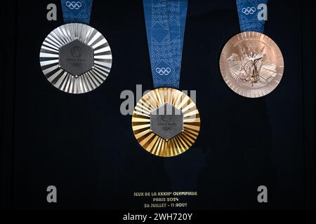 Illustrazione delle medaglie olimpiche durante l'inaugurazione delle medaglie per i giochi olimpici e paraolimpici di Parigi 2024 l'8 febbraio 2024 a Saint-Denis, Francia Foto Stock