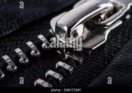 Chiusura lampo su sfondo nero, macro Foto Stock