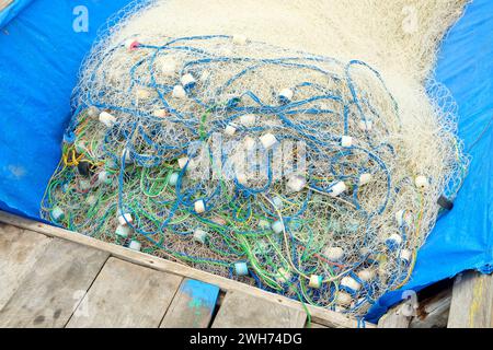 Pile di reti da pesca che si asciugano sulla barca Foto Stock