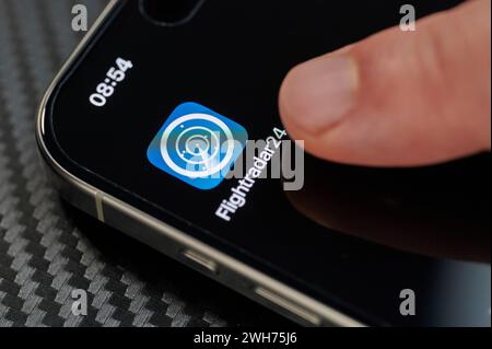New York, USA - 24 gennaio 2024: Toccare l'icona dell'app Flightradar24 in alto con il dito su iphone 15 pro max vista ravvicinata Foto Stock