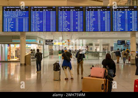 Lufthansa Streik in München die Beschäftigten der Lufthansa am Münchner Flughafen streiken. Die Gewerkschaft verdi rief zum Warnstreik für die Bereiche die Bereiche Passage, Check-in, Technik, Technik-Logistik, Technik-Logistik-Services, Engineering & Operation Services, Cargo, Technical Training and Flight Operation Center auf. Passagiere vor der Abflugtafel im Terminal 2 mit fast ausschließlich annullierten Flügen am Morgem des Streiktages. München Oberding Bayern Deutschland *** sciopero Lufthansa a Monaco i dipendenti dell'aeroporto di Monaco di Baviera sono in sciopero il sindacato verdi ha definito una guerra Foto Stock