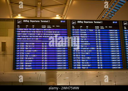 Lufthansa Streik in München die Beschäftigten der Lufthansa am Münchner Flughafen streiken. Die Gewerkschaft verdi rief zum Warnstreik für die Bereiche die Bereiche Passage, Check-in, Technik, Technik-Logistik, Technik-Logistik-Services, Engineering & Operation Services, Cargo, Technical Training and Flight Operation Center auf. Abflugtafel im Terminal 2 mit ausschließlich annullierten Flügen am Morgem des Streiktages. München Oberding Bayern Deutschland *** sciopero Lufthansa a Monaco i dipendenti dell'aeroporto di Monaco di Baviera sono in sciopero il sindacato verdi ha chiesto uno sciopero di avvertimento nella A. Foto Stock